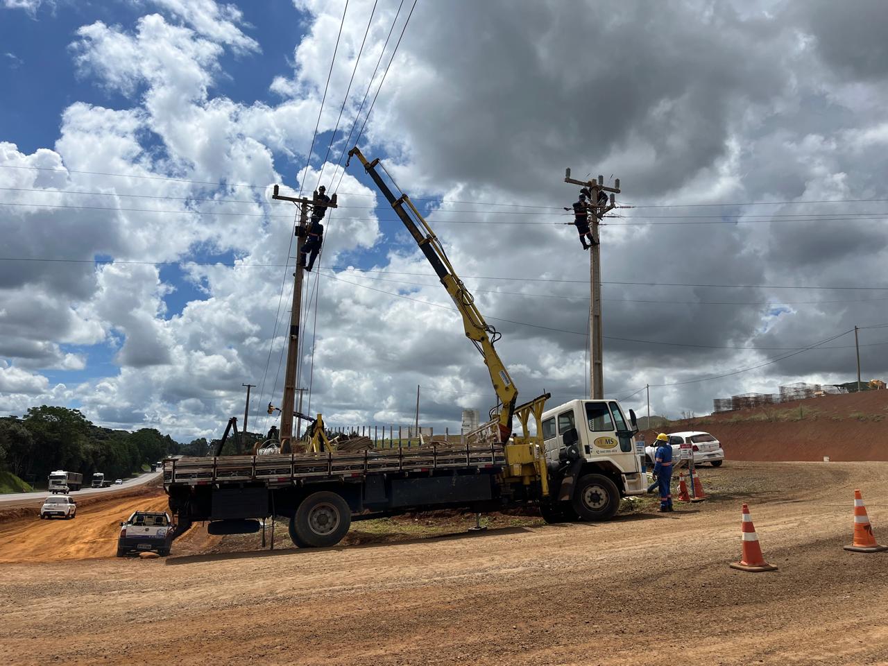 Equipe da MS Engenharia Elétrica executando posteamento com caminhão munck